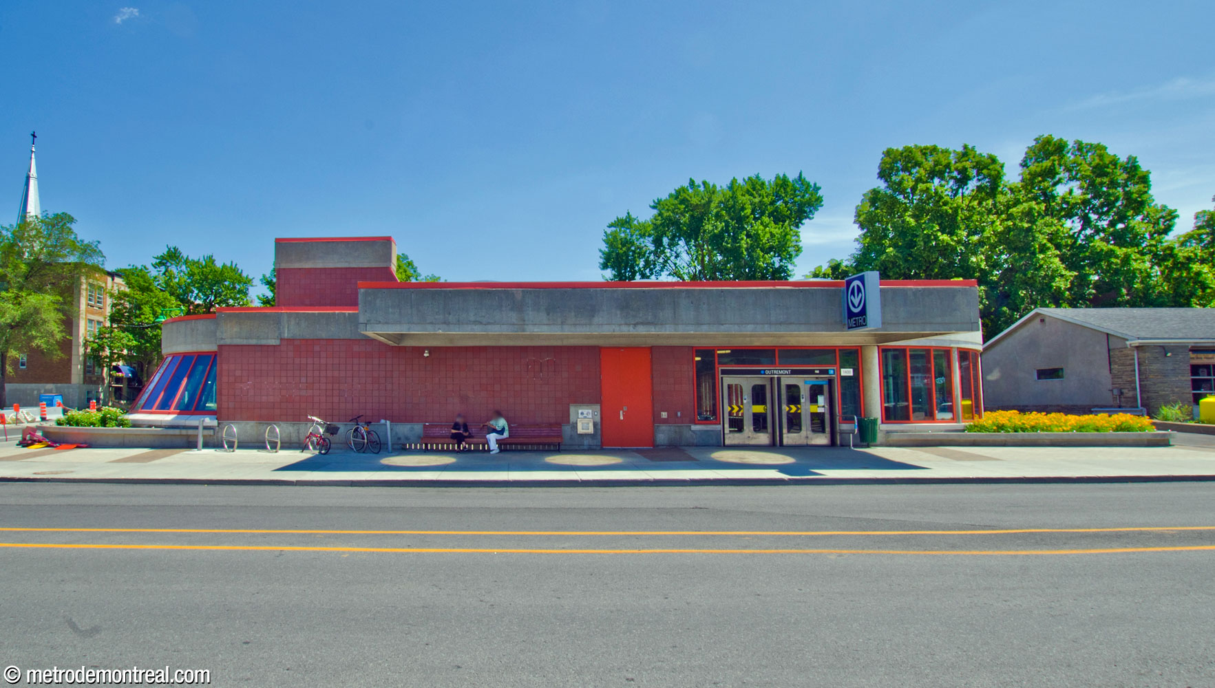 The façade of the station's headhouse facing Avenue Van Horne. The light shaft lantern, left, is repeated at right by a windowed rotunda adjacent to the entrance.