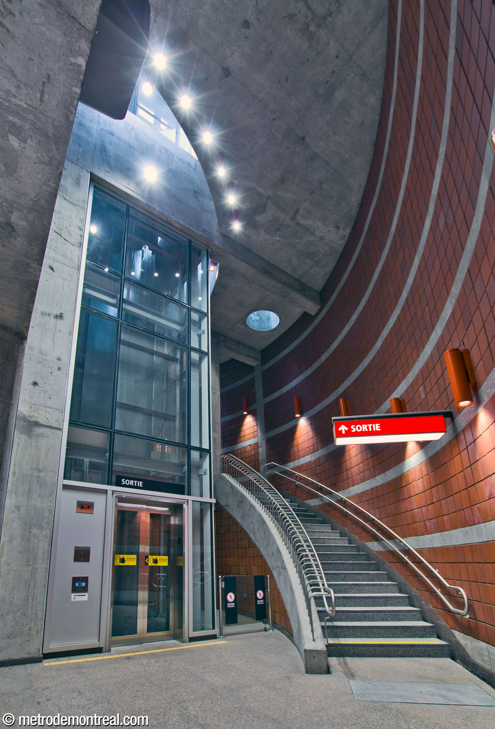 The shaft containing the elevator and auxiliary stairs assumes the round shape of the rotunda underneath which it was excavated, thus creating the metro’s first curved staircase.