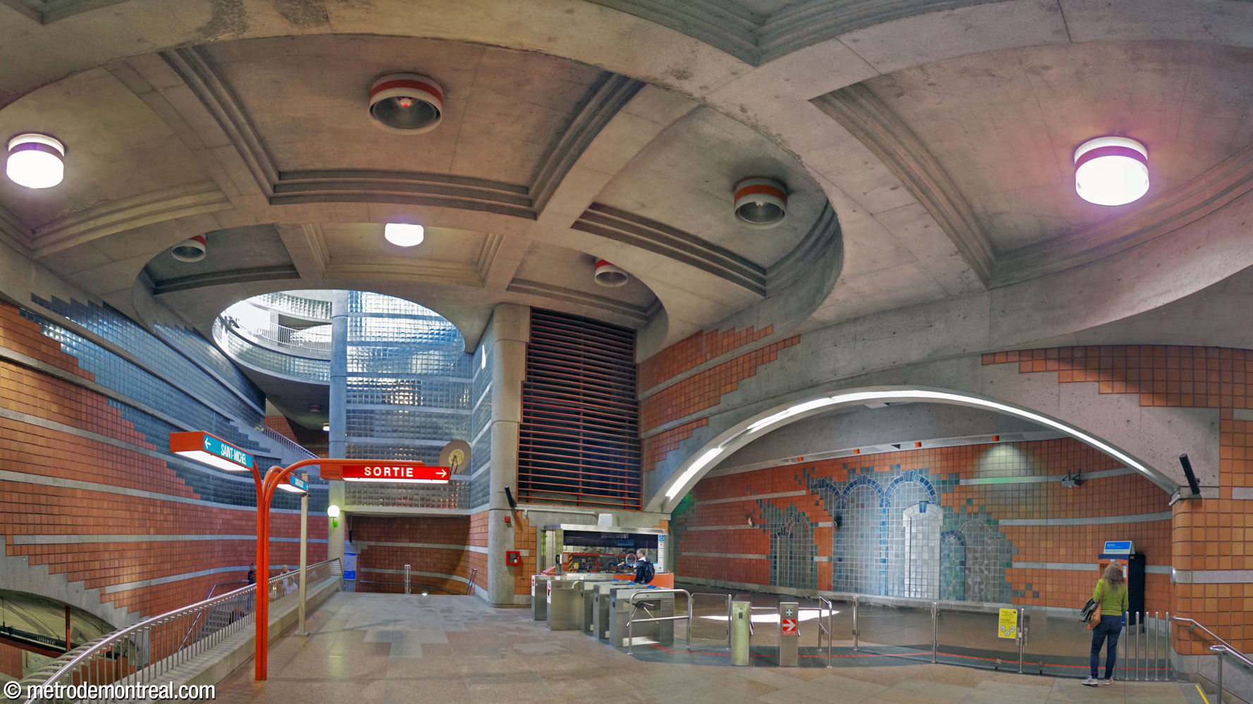 Overview of the ticket hall, mezzanine, and light shaft in the main volume prior to the installation of elevators.