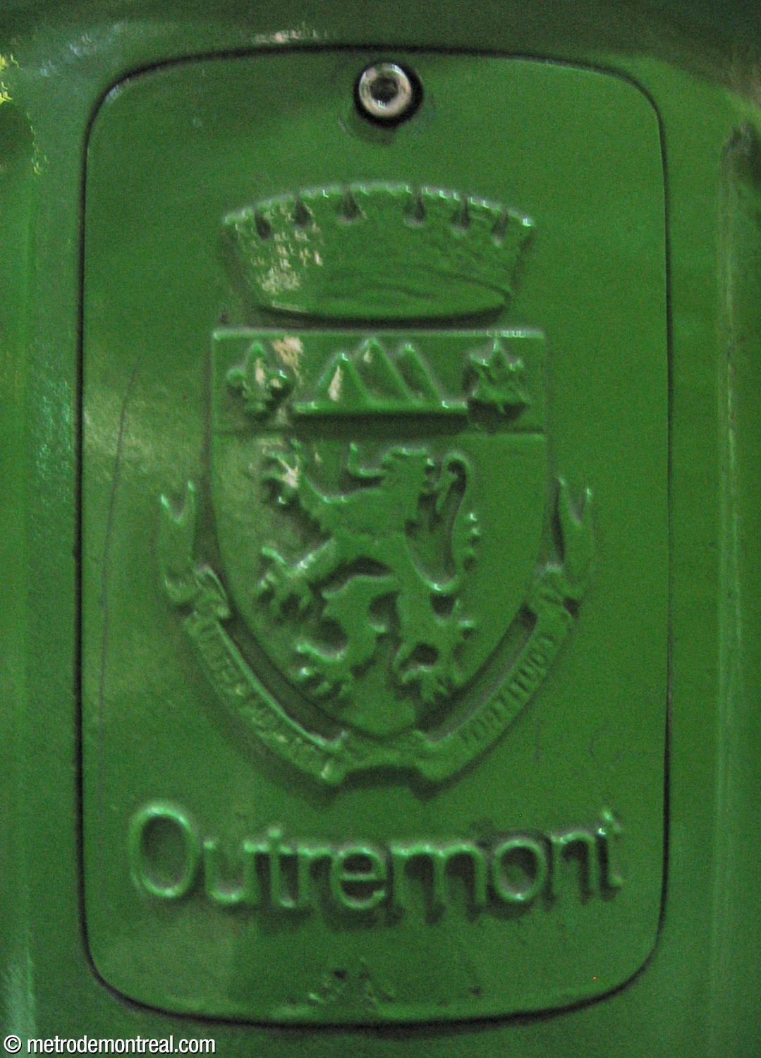 A plaque with the arms of the former City of Outremont, on the lamppost on the Saint-Michel platform.