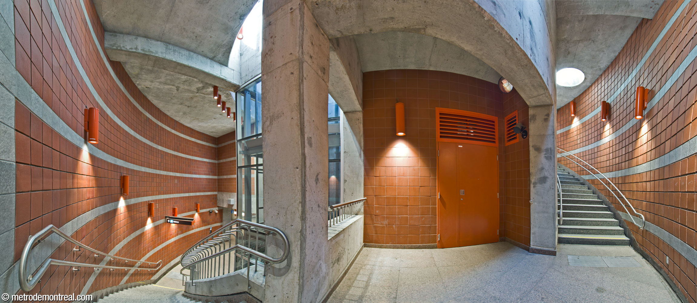 Panorama from the landing of the curved auxiliary staircase. The elevator shaft is in the volume at left. At right, the curved section continues upward before ending in a straight section up to the surface.