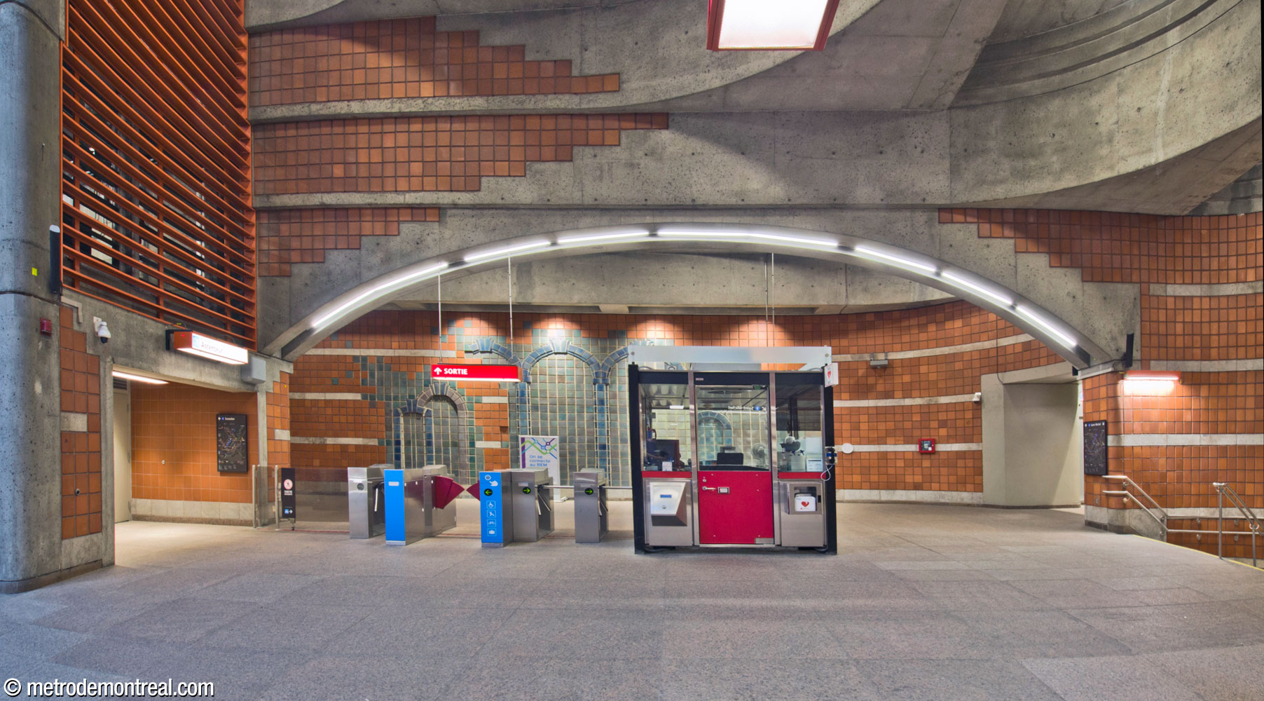 Looking back toward the archway and ticket booth from the fare-paid zone on the mezzanine. Gilbert Poissant’s mural occupies the rear wall.