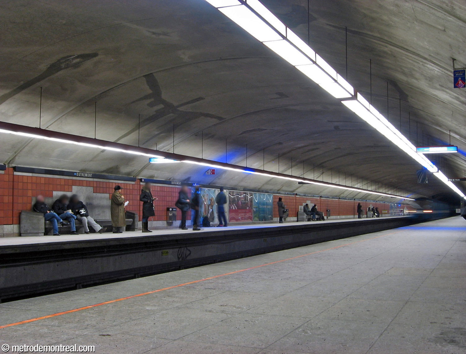 The mined section of the trainroom, with terra cotta tiled walls and regularly spaced stone benches.