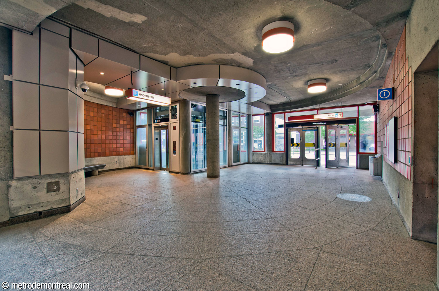 The rotunda next to the exit onto Avenue Van Horne, looking toward the exit.