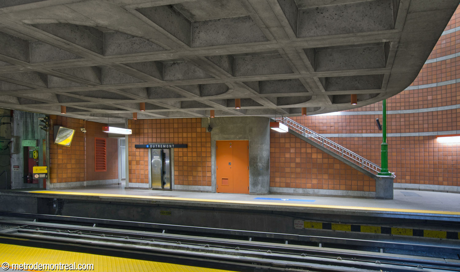 The north end of the Saint-Michel platform, underneath the mezzanine. The elevator is at the far end (left).