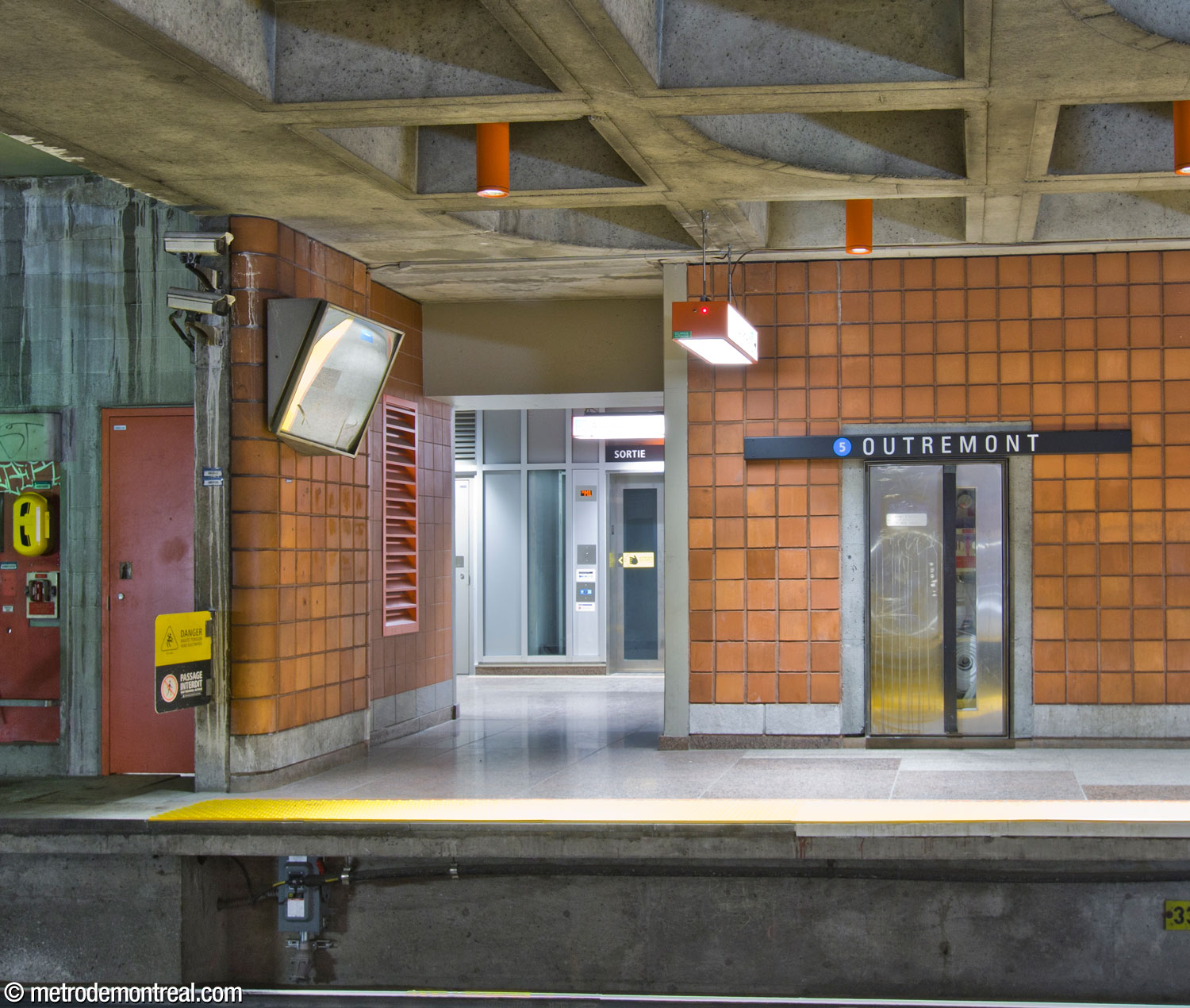 The elevator alcove at the north end of the Saint-Michel platform.