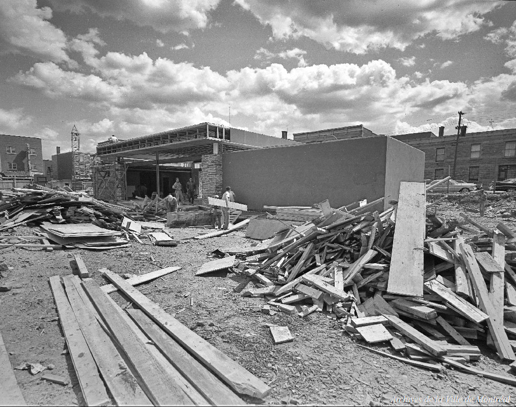 Construction of the station's original headhouse