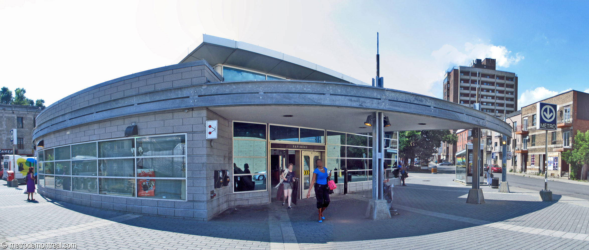 The eastern side of the headhouse, showing the clerestory and the semicircular marquee that continues the curve of the southern façade.