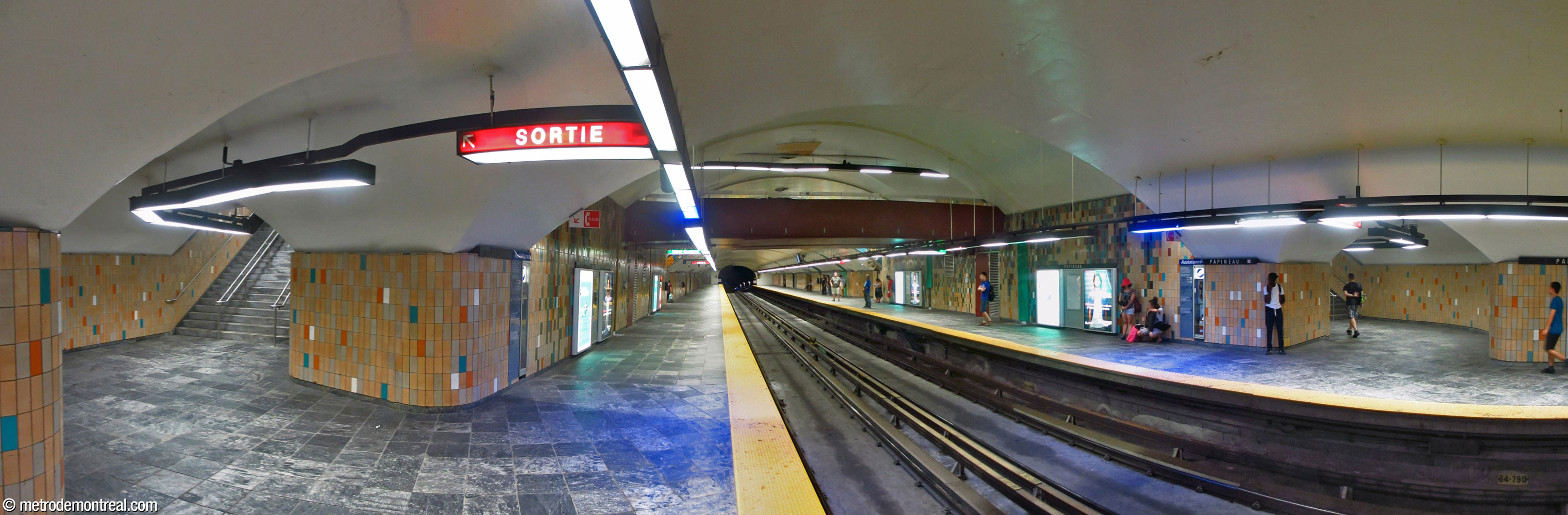 Panorama of the station's platforms from the foot of the eastern staircase to the Honoré-Beaugrand platform.