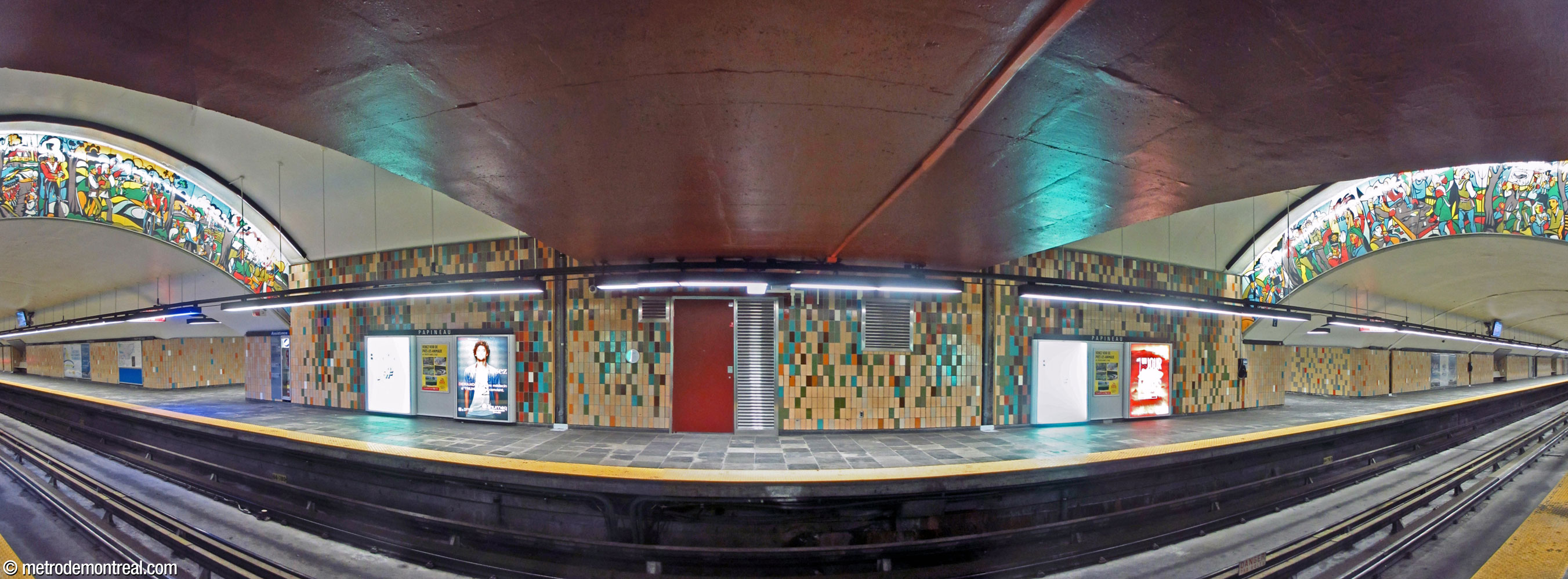 The central portion of the platforms, in the transept, features more variegated tiling with a gradient toward the station's overall tan colours at the bottom.