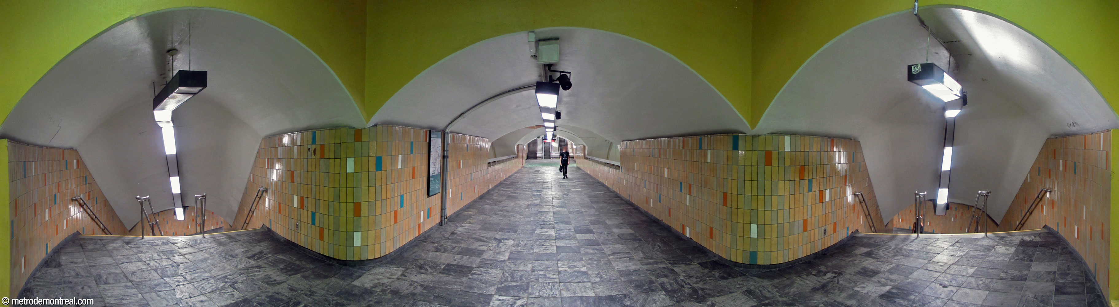 The northern end of the transept, with the stairs to the Angrignon platform (left and right) and the crossover (centre) leading to the foot of the stairs to street level.