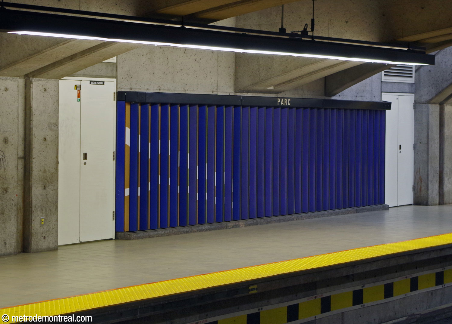 Une portion de la frise murale de Huguette Desjardins démontre l'effet tabula scalata. En regardant de la gauche, on voit une surface bleue.