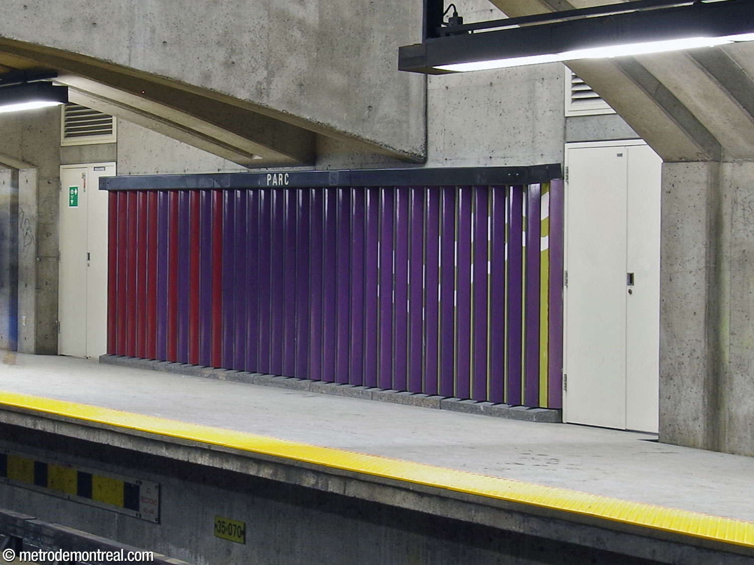 La même portion de la frise murale de Huguette Desjardins démontre l'effet tabula scalata. En regardant de la droite, on voit une surface pourpre et mauve.