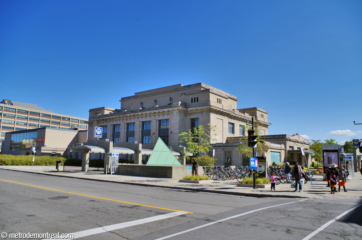 L'extérieur de la station vu de l'autre côté de la rue. L'accès à la station occupe l'aile basse du côté ouest de la gare patrimoniale (droite).