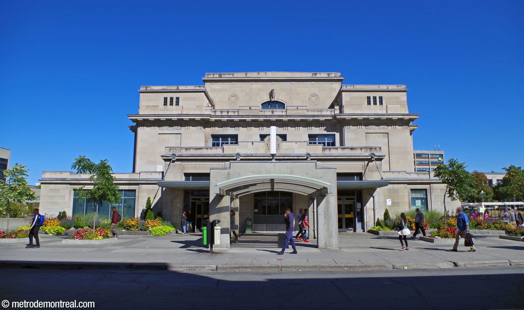 La façade ouest de la gare Jean-Talon. Les portes de la station de métro se trouvent sous la marquise d'origine, de part et d'autre de la pergola moderne en béton.