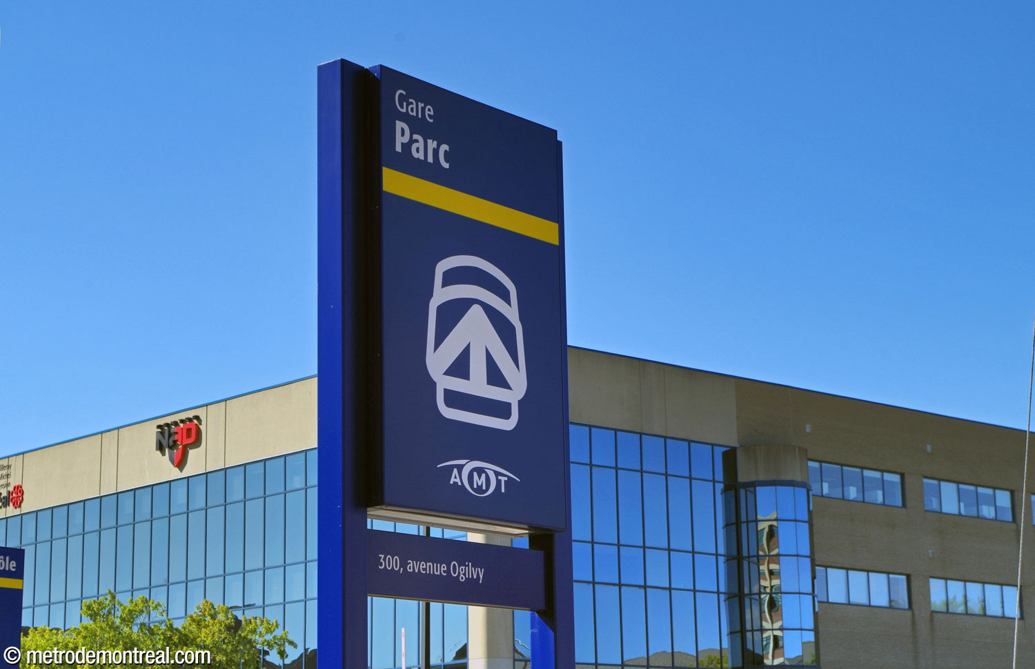 La stèle signalétique indiquant la gare Parc.