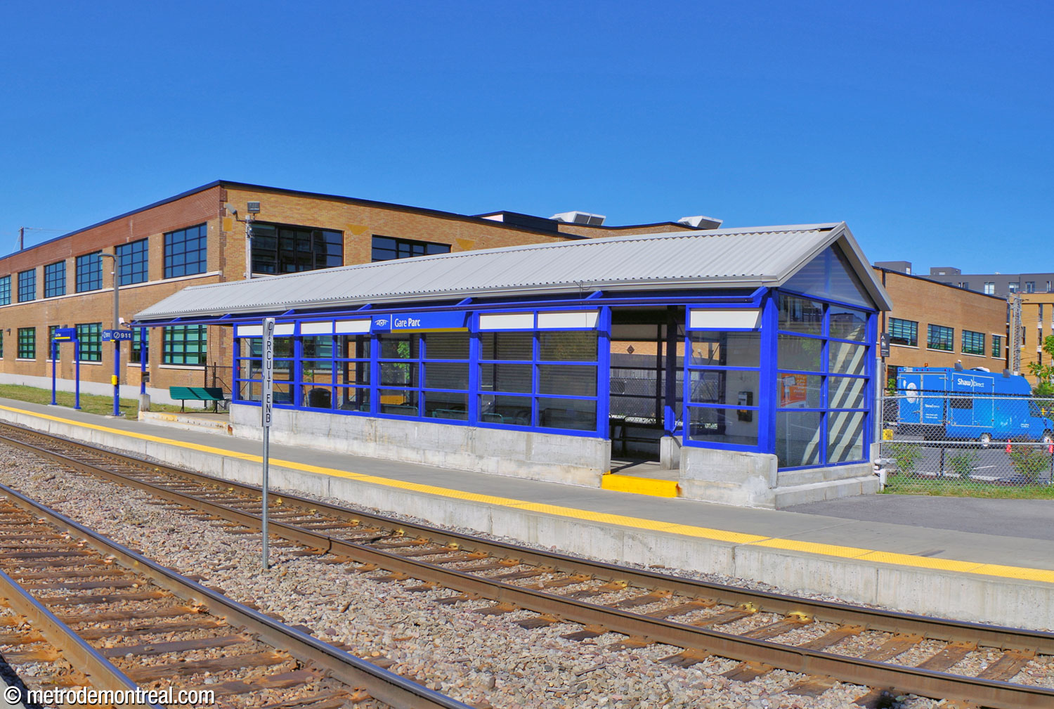 L’un des abris sur le quai de la gare en direction de la banlieue.