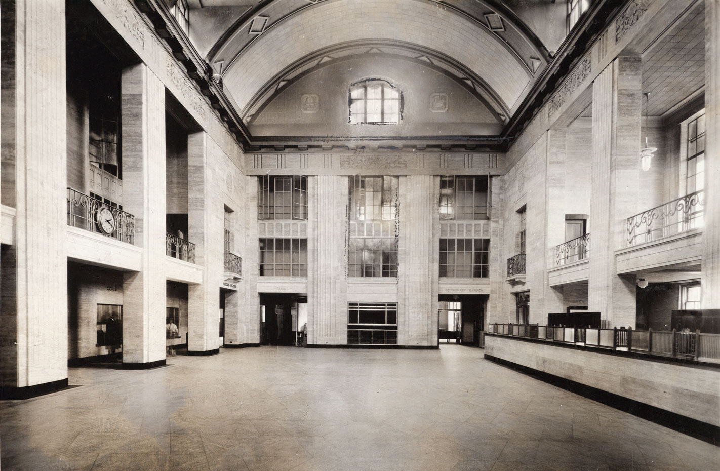 La salle des pas perdus centrale de la gare Jean-Talon en 1931.