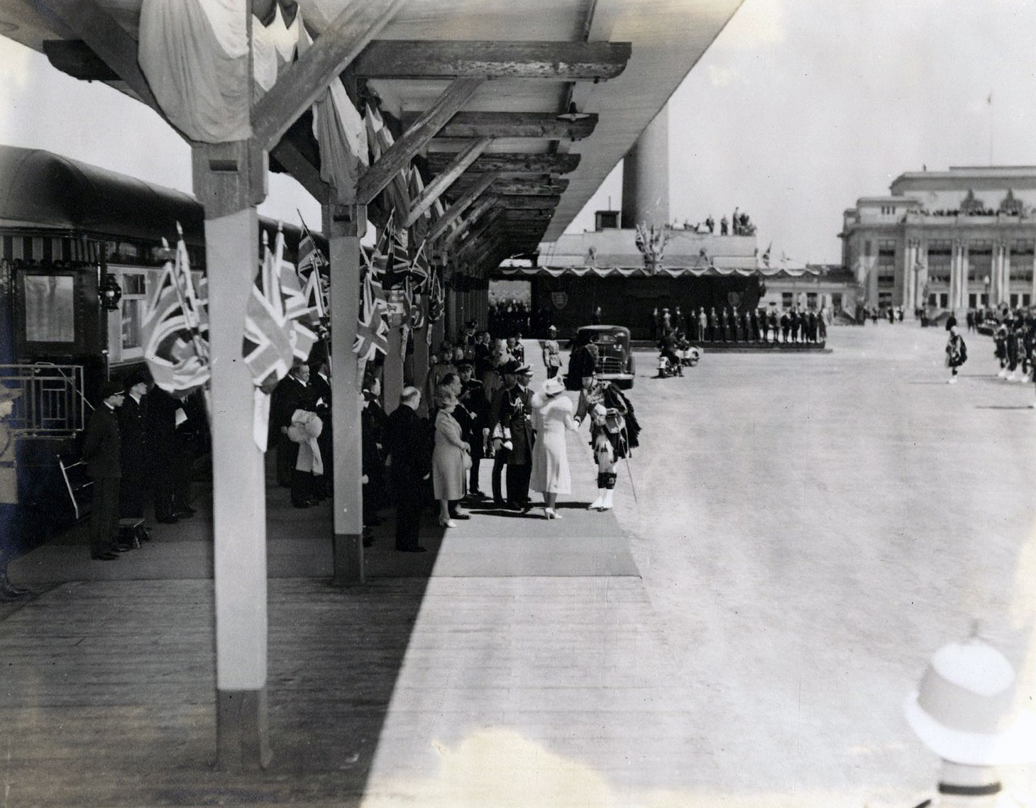 Le roi George VI et la reine Elizabeth arrivent à la gare Jean-Talon au début de leur visite à Montréal le 18 mai 1939.