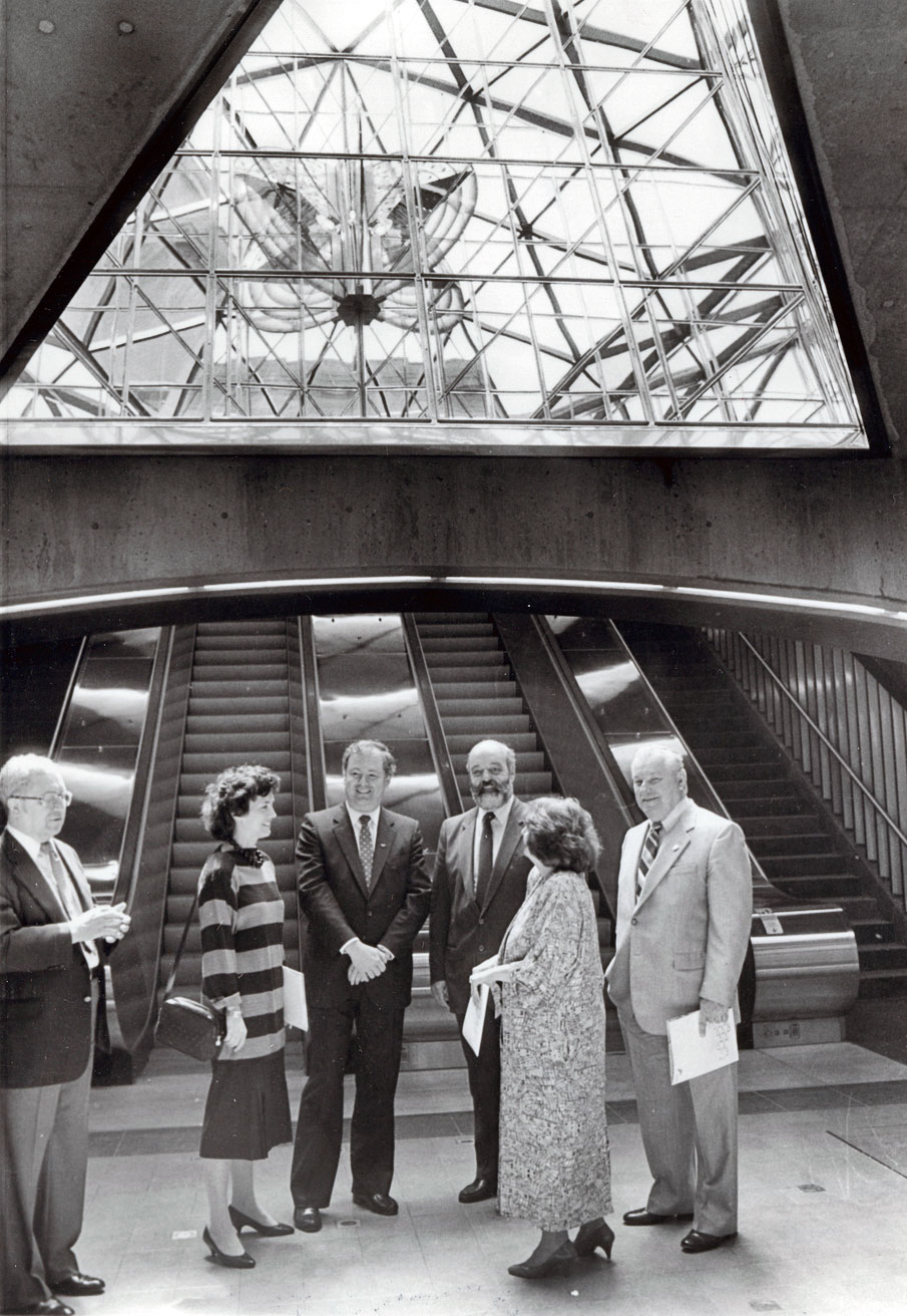 L'inauguration de la station de métro. Au centre (gauche à droite) : Louise Roy, présidente de la STCUM; Michel Hamelin, président de la CUM; André Berthelet, conseiller municipal; et Claire Sarrasin, sculptrice de l'œuvre Métamorphose d'Icare.