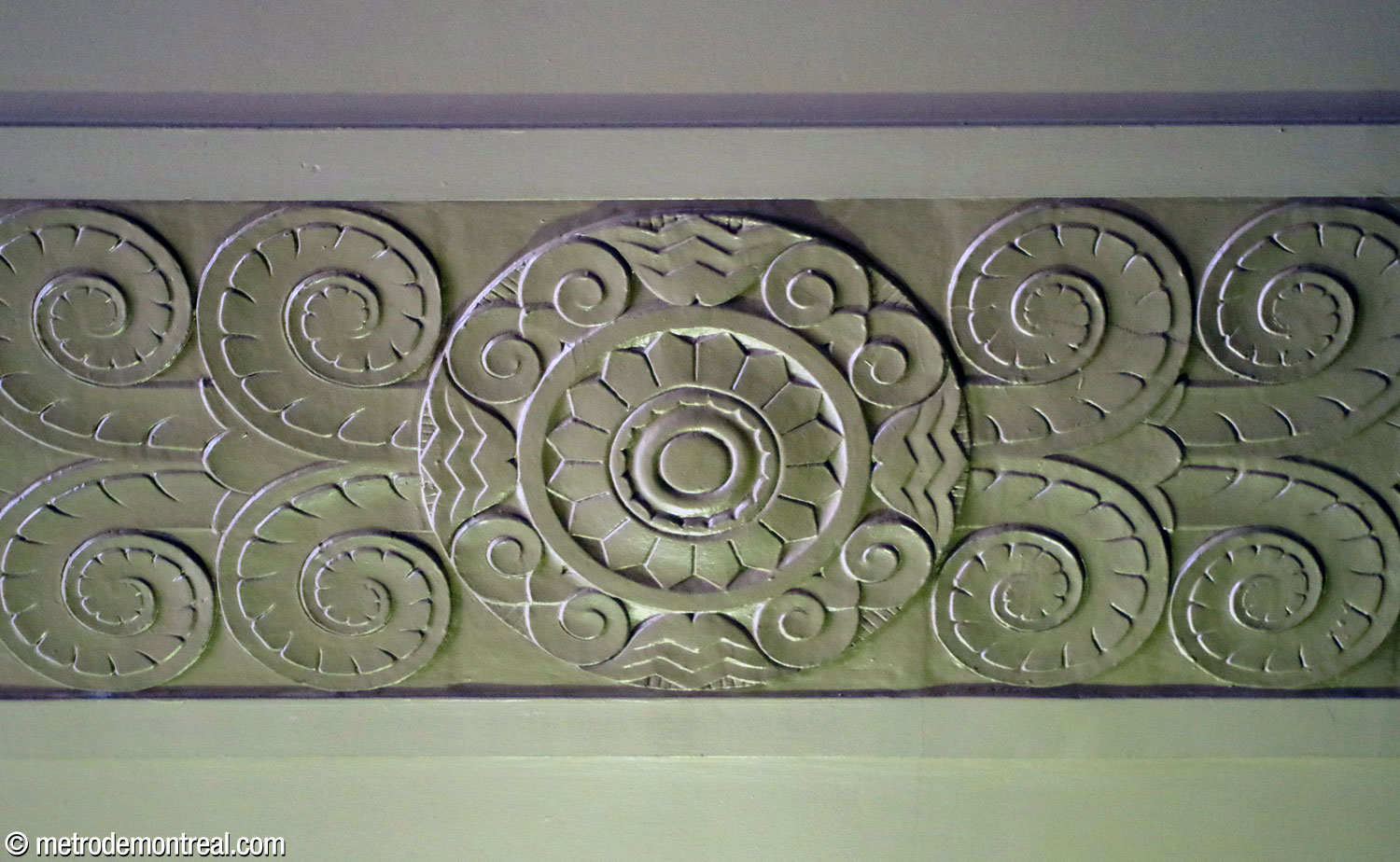 Exemple des moulures décoratives au plafond de l'accès au métro.
