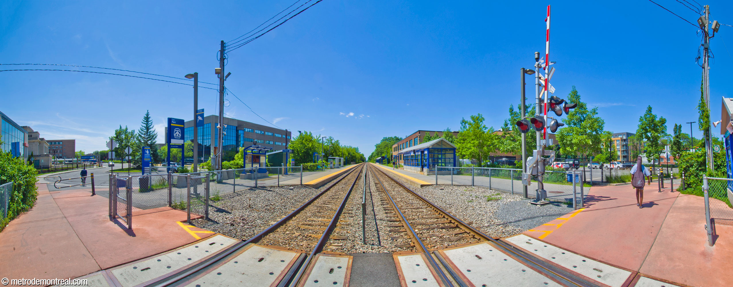 La gare de train de banlieue Parc, vue vers le nord et les quais à partir de la traverse piétonnière. La station de métro et la gare patrimoniale sont à gauche au fond.