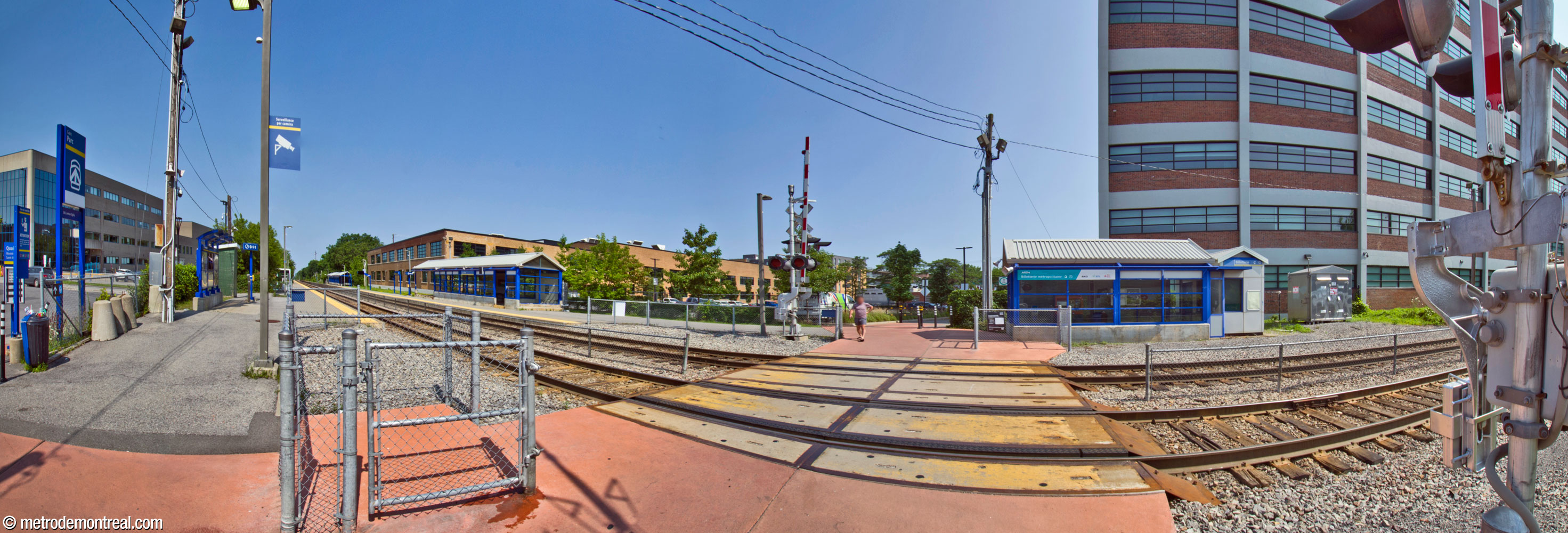 Panorama de la gare Parc vue depuis la traverse piétonnière, en regardant les abris du quai en direction de la banlieue (gauche).