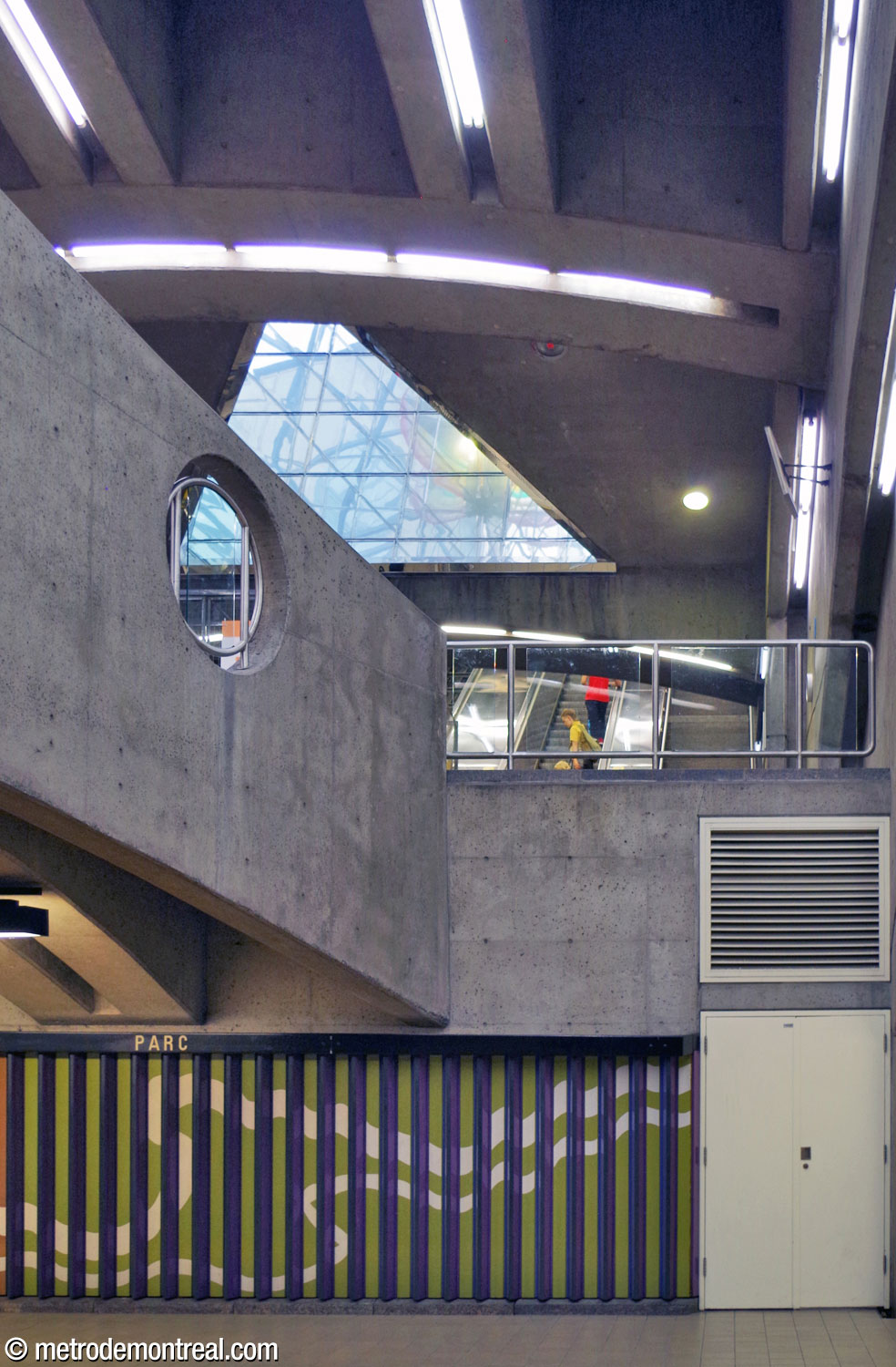 Le parapet au bord ouest de la mezzanine donne sur les quais. Le puits de lumière se trouve en haut, au-dessus du pied des escaliers vers la sortie.