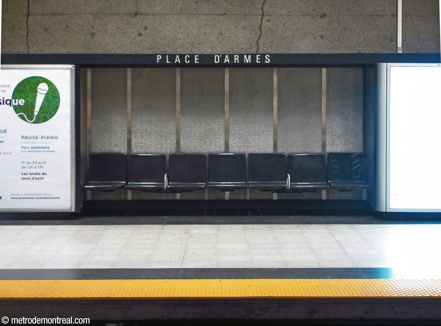 Les bancs sobres en fibre de verre noir, situés dans des niches revêtues des panneaux d'acier inoxydable qui parent les extrémités des quais.