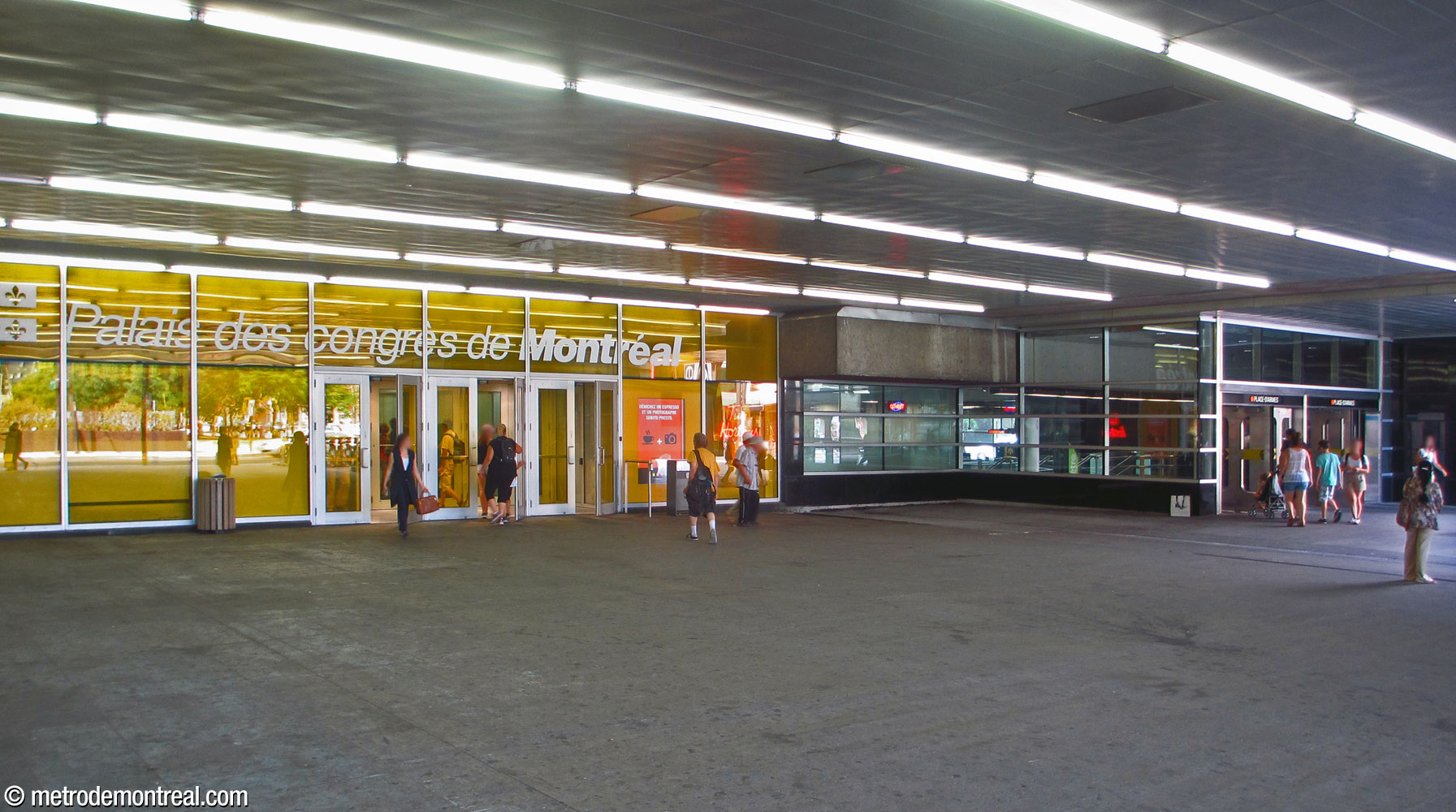 L'entrée de la station (droite) à côté d'une entrée du Palais des congrès. Les deux donnent sur un parvis sombre et plutôt lugubre sous une saillie du Palais.