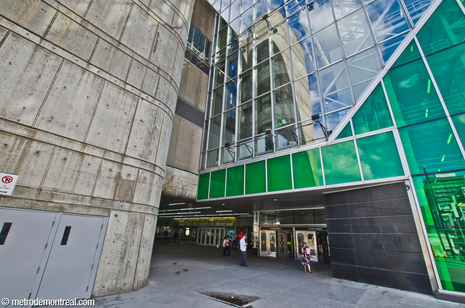 L'entrée de la station se trouve sous une large saillie de l'édifice du Palais des congrès.
