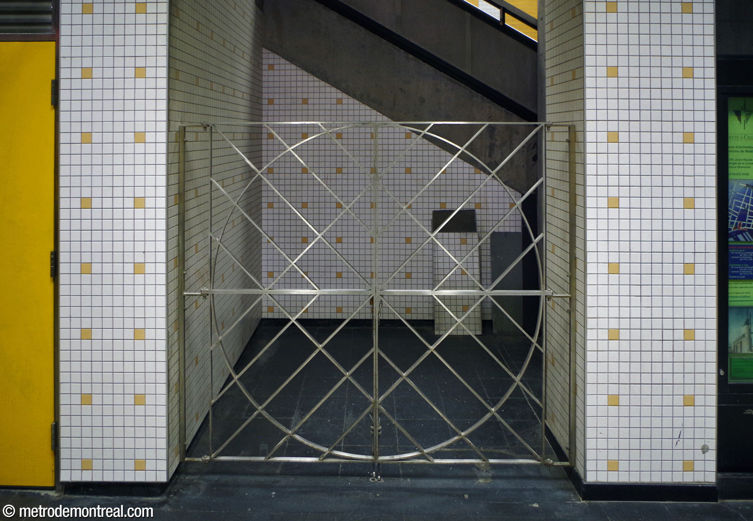 Des grillages en acier inoxydable d'un motif géométrique fort servent à fermer des espaces en retrait autour des escaliers au niveau des quais.