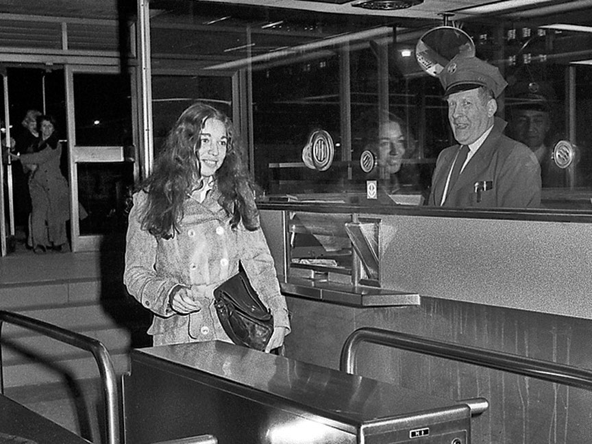 Anne Boutin de Longueuil devient officiellement la milliardième passagère du métro, le 4 novembre 1974.