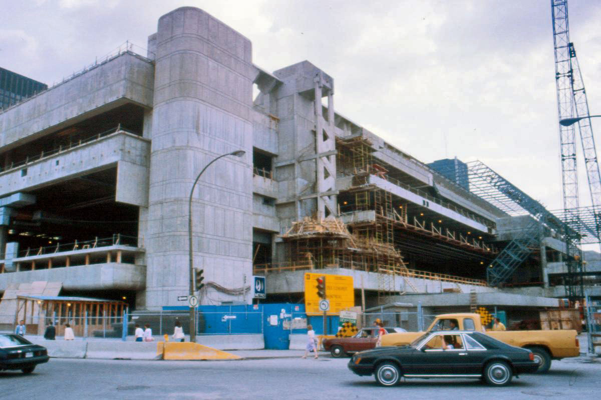 Le Palais des congrès en construction autour de la station.