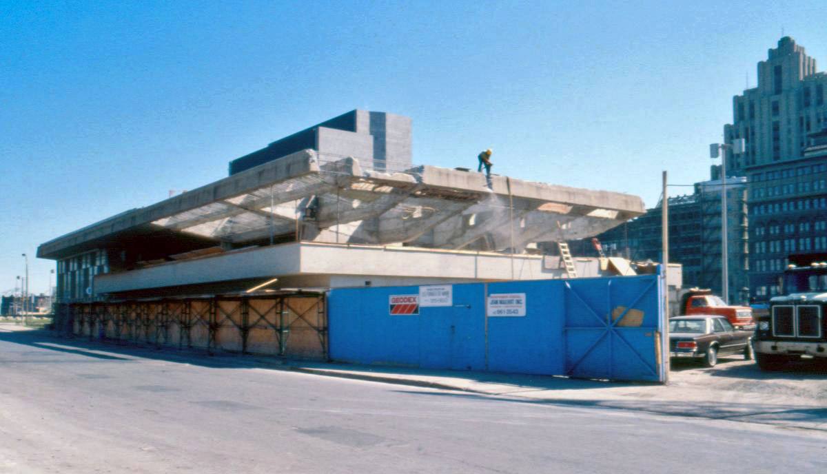 Démolition de l'édicule originel pour faire place au Palais des congrès, vers 1980.