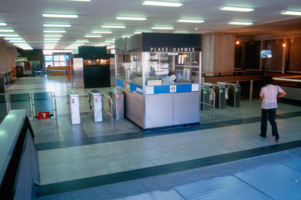 La billetterie de la station peu de temps après son intégration au Palais des congrès.