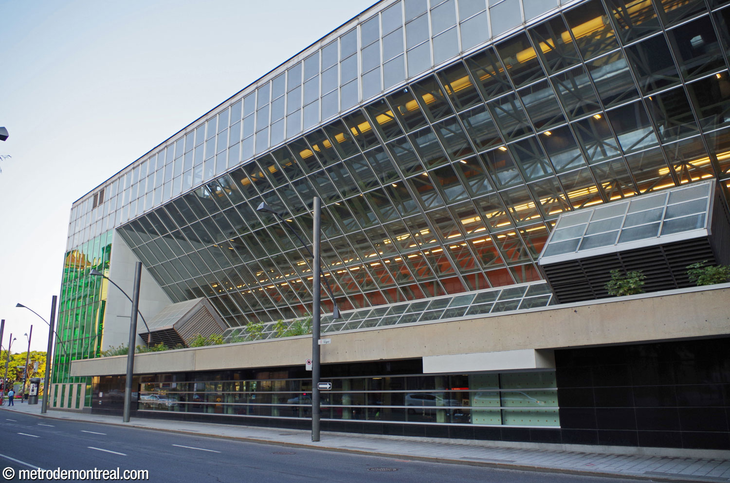 La façade sud des Palais des congrès, montrant l'intégration de la station à celui-ci. La longue fenêtre au niveau du trottoir éclaire la billetterie.