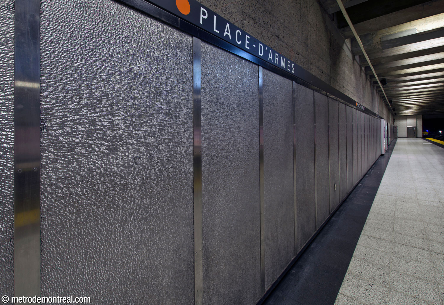 Le parement mural en acier inoxydable texturé qui revêt les murs des extrémités des quais constitue un élément unique de la station.
