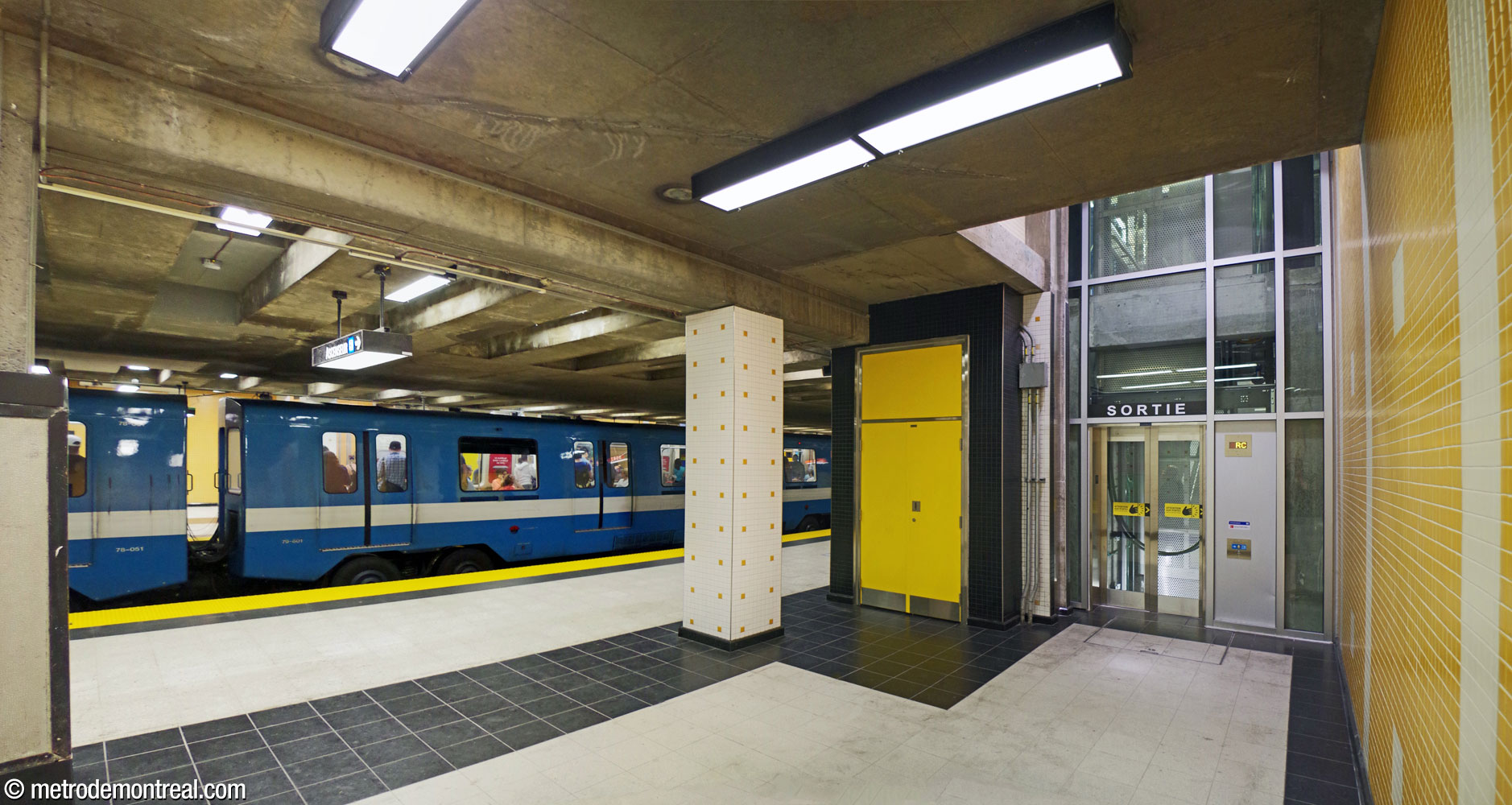 L'entrée d'un ascenseur au niveau du quai.