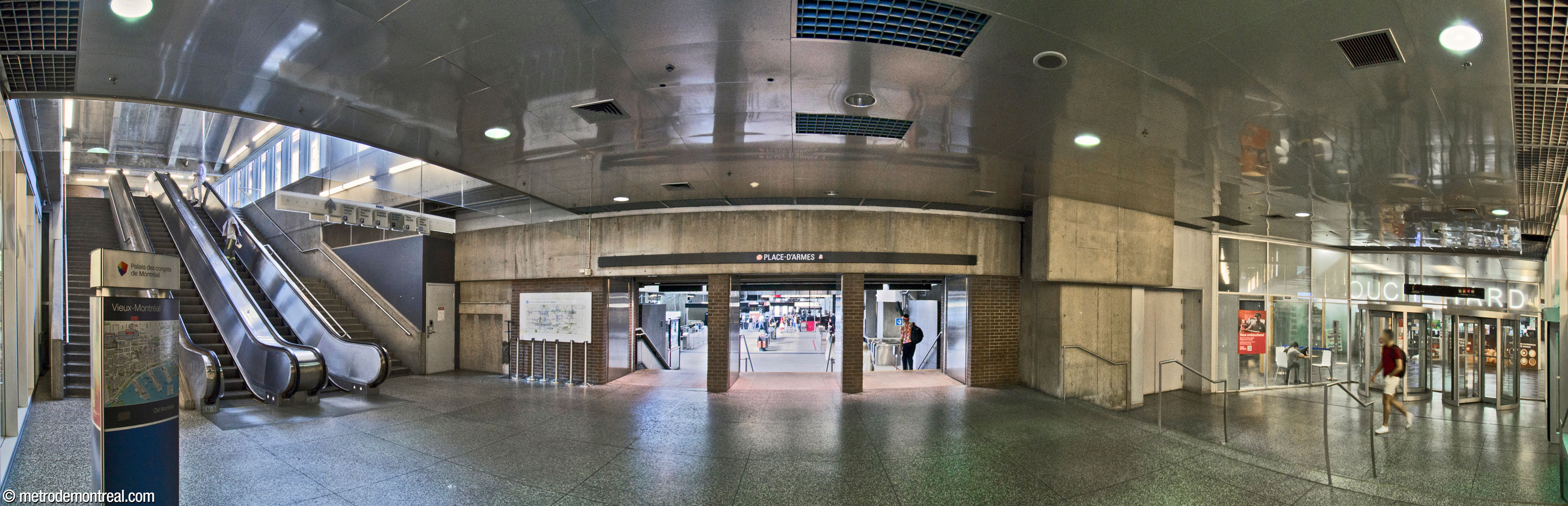 Le lien intérieur reliant la station au Palais des congrès et au réseau de la ville souterraine, du côté ouest de la billetterie. L'accès au Palais est à droite; les escaliers à gauche mènent au corridor aérien et souterrain vers le complexe Guy-Favreau.