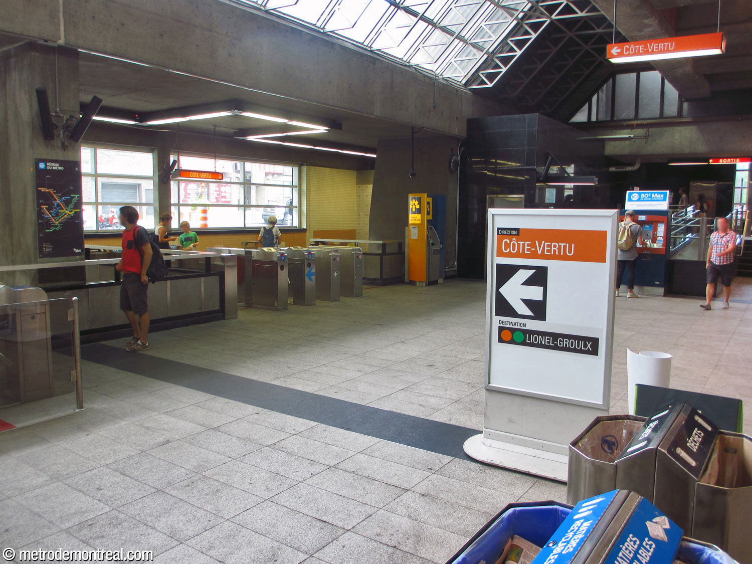 Comme les escaliers vers les quais ont chacun leur propre barrière de perception, il est impossible de changer de quai sans payer de nouveau. Ainsi, il est crucial de choisir la bonne direction avant d'acquitter son passage, ce qui représente un défi dans le cas d'une station qui dessert une grande proportion de touristes. On a parfois recours à une signalisation particulièrement voyante pour s'assurer que les passagers retrouvent le bon quai.