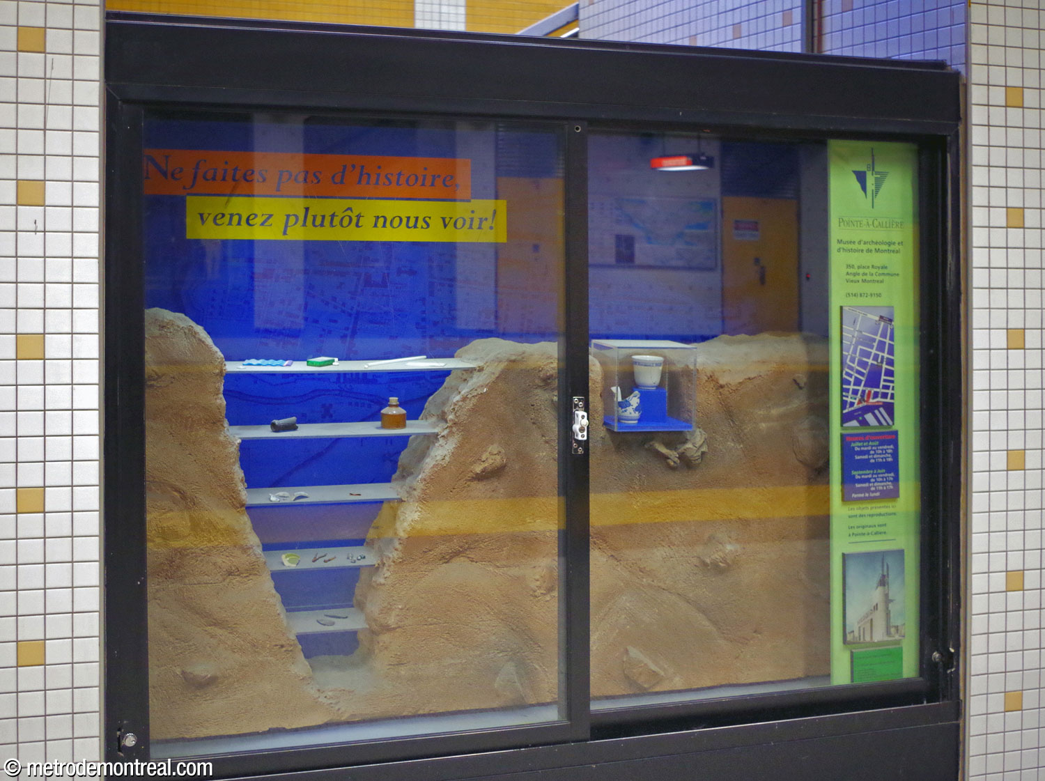 L'une des vitrines du quai présentait autrefois un diorama créé par le musée Pointe-à-Callière avec des reproductions de trouvailles archéologiques représentant les différentes périodes de la présence humaine à Montréal.