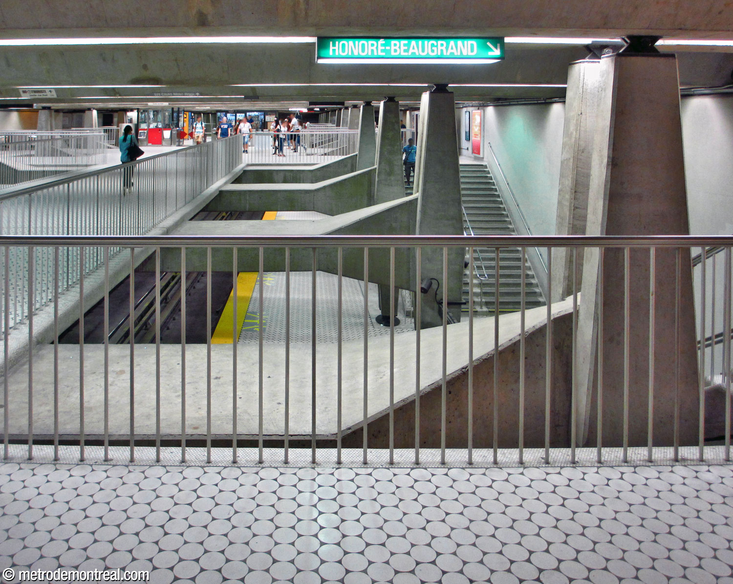 Les poutres en béton fixées aux piliers portent la charge de la mezzanine au-dessus des quais.
