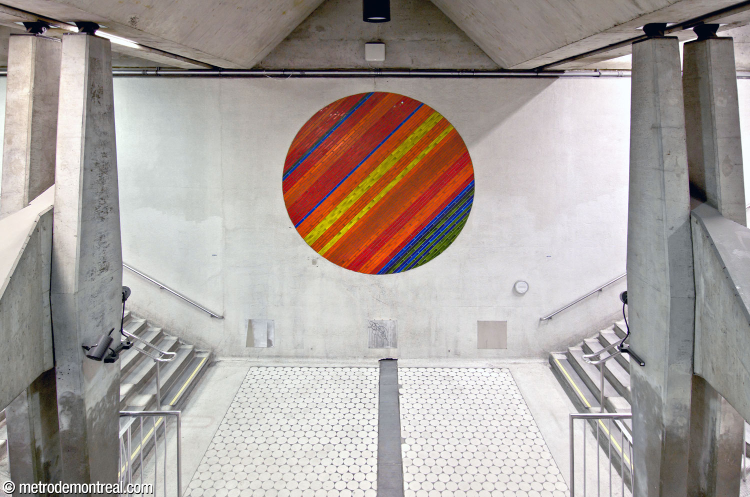 Le grand cercle de Jean-Paul Mousseau au centre du quai Angrignon, dans des tons d’orange principalement.