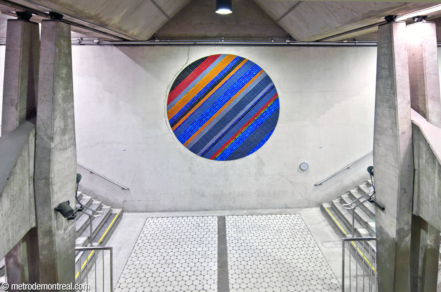 Le grand cercle de Jean-Paul Mousseau au centre du quai Honoré-Beaugrand, dans des tons de bleu principalement.