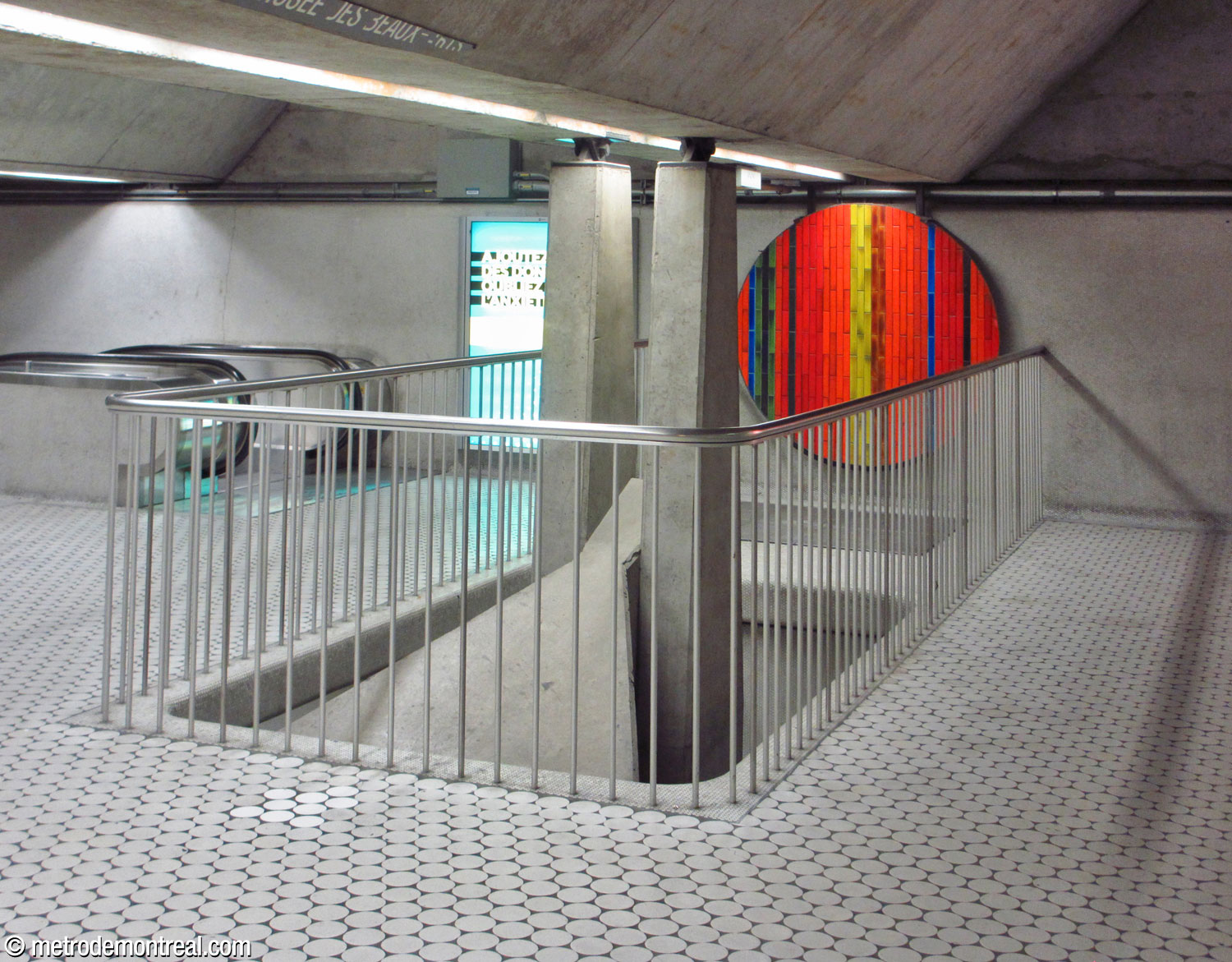 L'un des quatre cercles de Jean-Paul Mousseau réinstallés derrière les piliers à la tête des escaliers au niveau de la mezzanine.