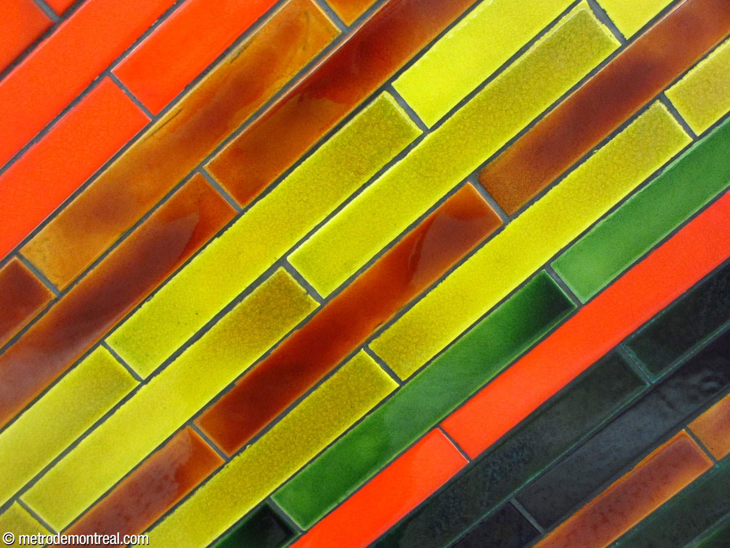 Détail de l’un des cercles de Jean-Paul Mousseau, montrant les couleurs vives des carreaux de céramique glacée fabriqués par Claude Vermette.
