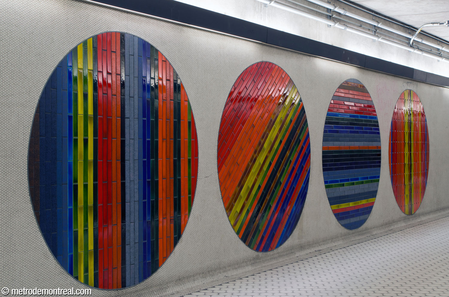 Une suite de quatre cercles de Jean-Paul Mousseau dans le corridor vers la sortie Metcalfe.
