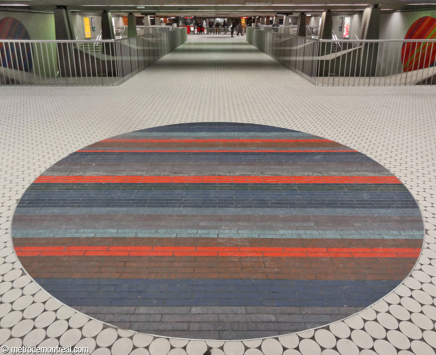 L'un des grands cercles de Jean-Paul Mousseau implanté dans le sol de la mezzanine.