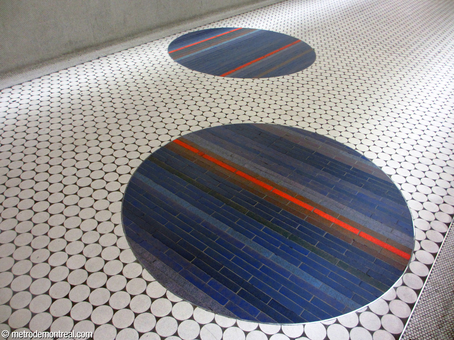 Deux des cercles de Jean-Paul Mousseau dans le sol du corridor vers la sortie Metcalfe.